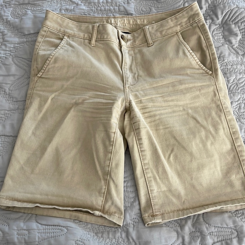 American Eagle Bermuda khaki shorts size 6
